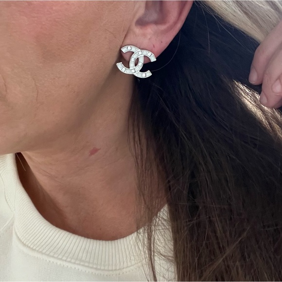 Chanel 15C White silver and Crystal cc logo earrings - NEW with TAGS & RECEIPT! - Picture 4 of 8
